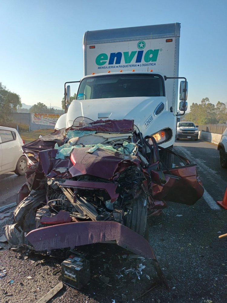 Camión destroza a auto en la México-Pachuca