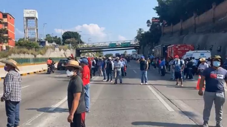 Profesores de la CNTE bloquean Paso Exprés de Cuernavaca