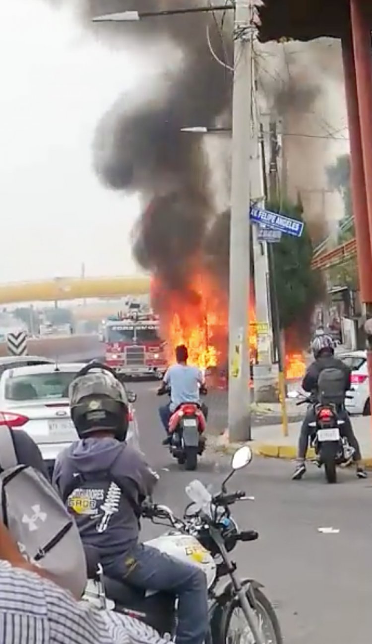 Se incendia auto en la México-Puebla