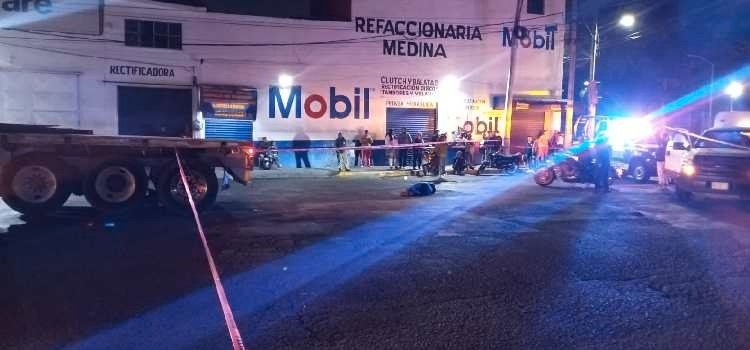 Tráiler mata a mujer motociclista en la Vía Morelos