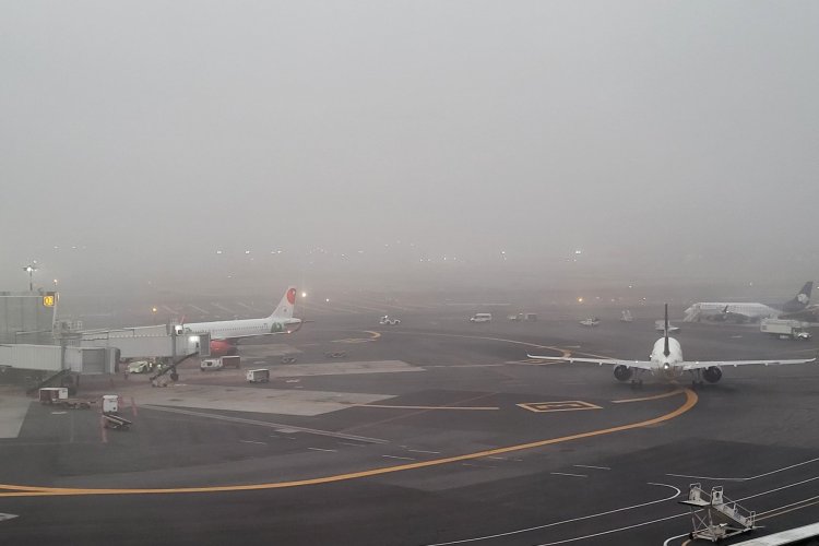 Suspenden vuelos en AICM por banco de niebla