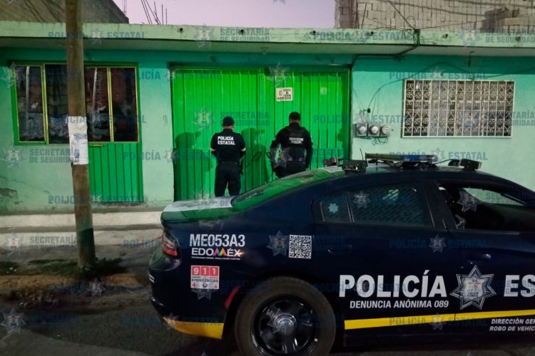 Detienen a cuatro cuando desvalijaban auto en Ixtapaluca