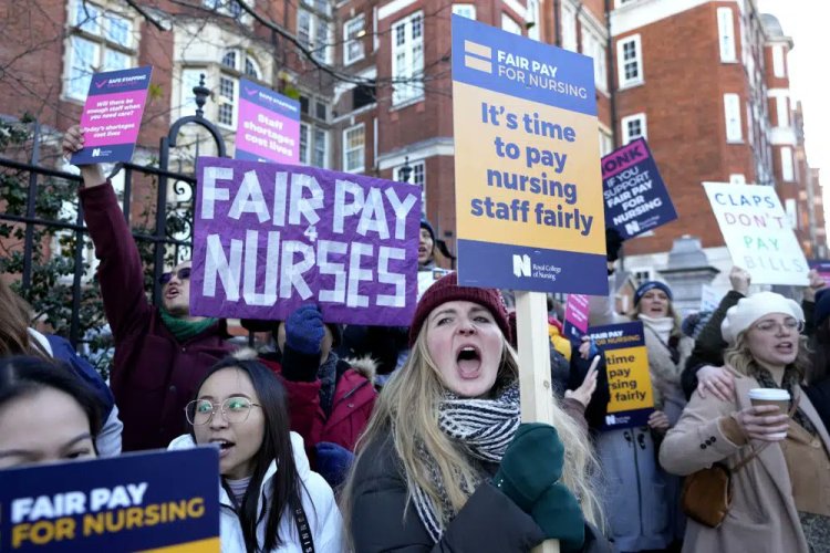 Enfermeros británicos toman las calles para exigir mejores condiciones laborales