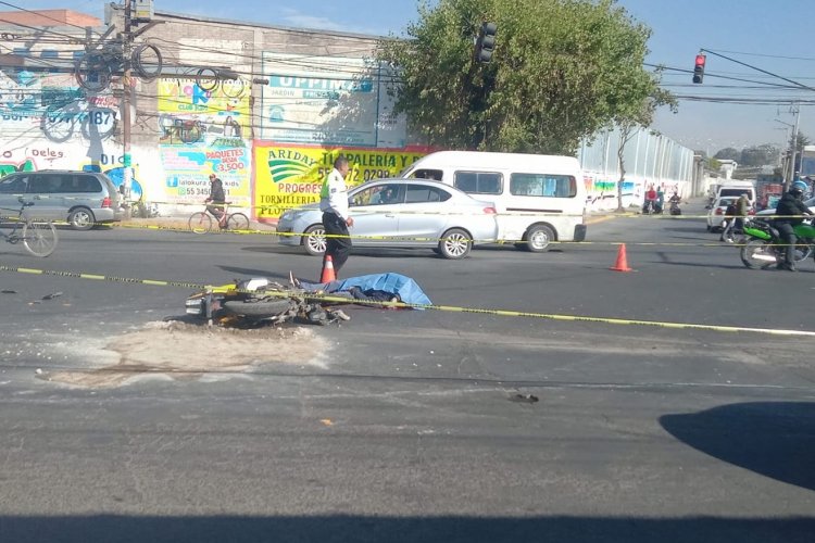 Motociclista muere tras chocar con camión en Ixtapaluca