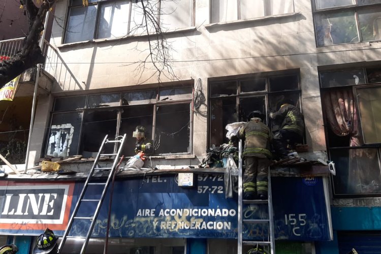 Incendio deja en escombros departamento en Paseo de la Reforma