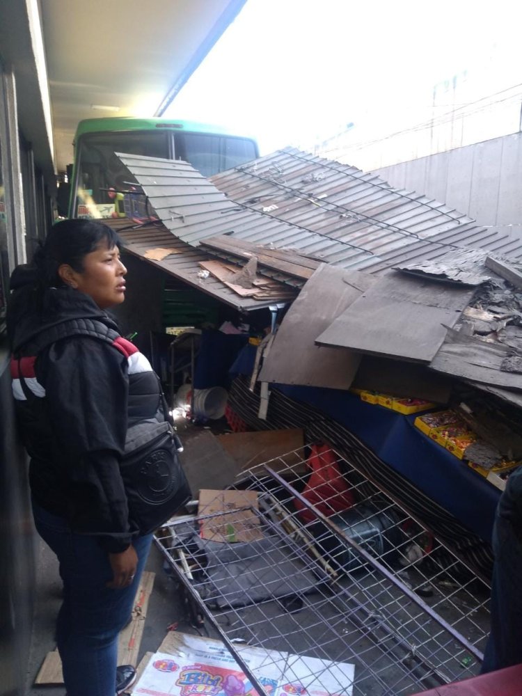 Camión choca con puesto en la Ignacio Zaragoza; hay 4 heridos