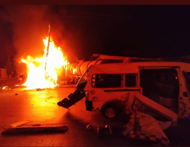 Pipa se incendia tras chocar con combi en la vía José López Portillo