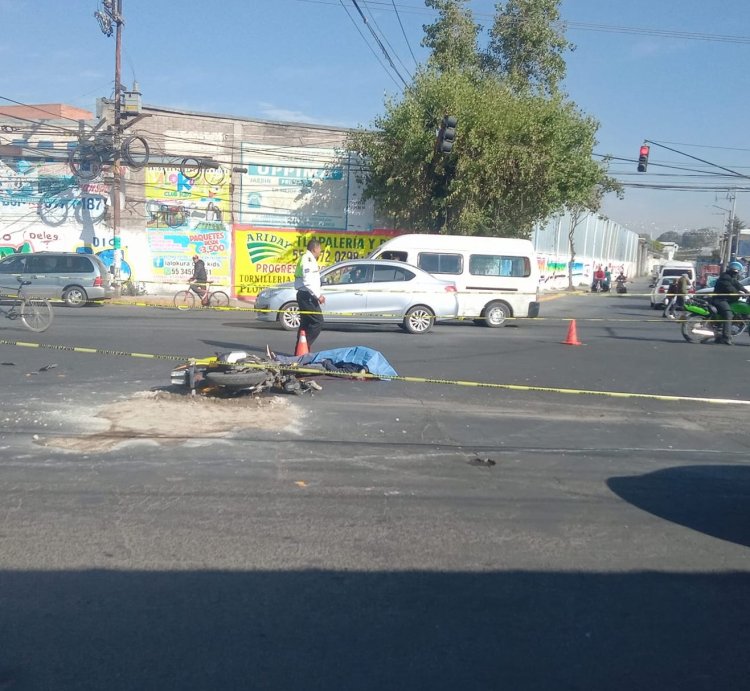 Motociclista muere tras chocar con camión en Ixtapaluca