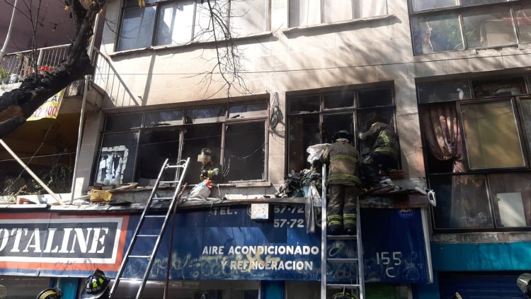 Incendio deja en escombros departamento en Paseo de la Reforma