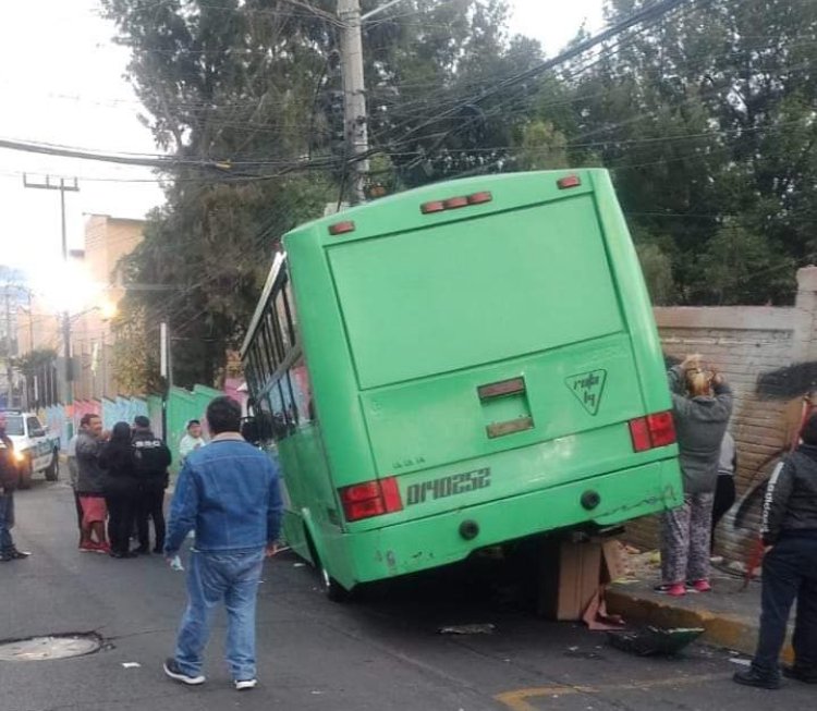 Adolescente resulta herido por choque de microbús en Iztapalapa