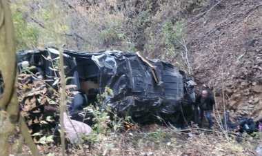 Vehículo de banda musical vuelca en Oaxaca; hay 3 muertos