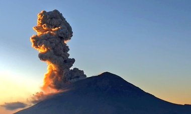 Popocatépetl amanece bravo; lanza columna eruptiva