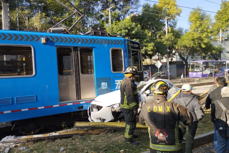 Auto choca con Tren Ligero en Tlalpan; hay un herido