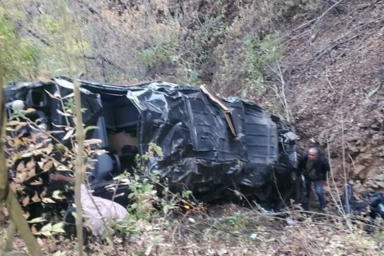 Vehículo de banda musical vuelca en Oaxaca; hay 3 muertos
