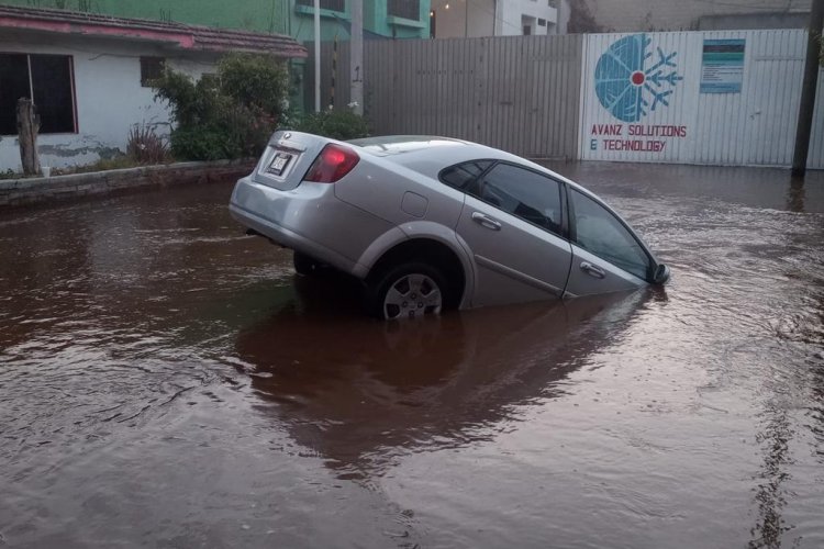 Se inunda Ecatepec por fuga en Cutzamala