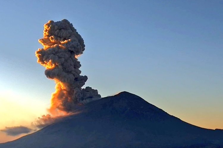 Popocatépetl amanece bravo; lanza columna eruptiva