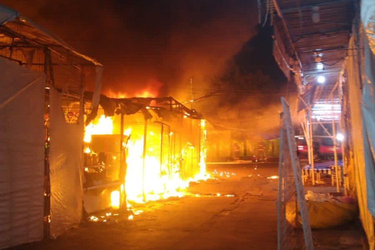 Sofocan incendio en puestos semifijos de La Merced