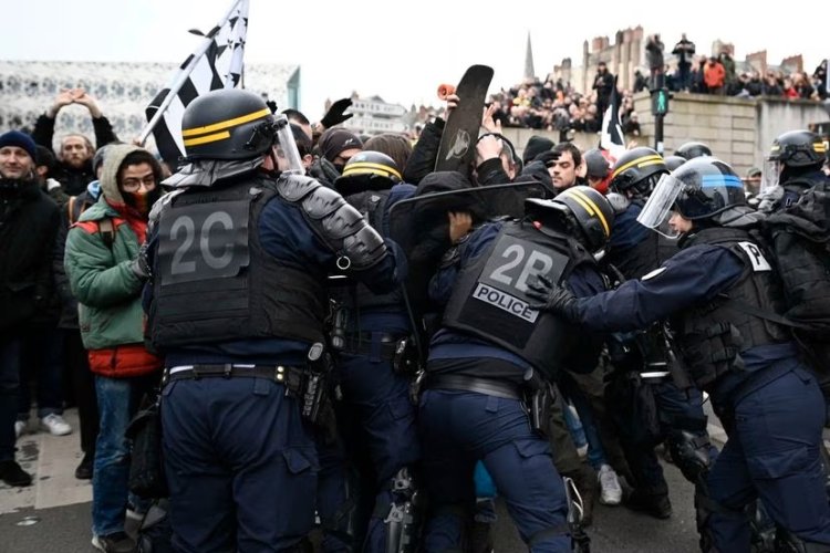 Gobierno francés reprende a manifestantes; reforma de pensiones sigue en pie