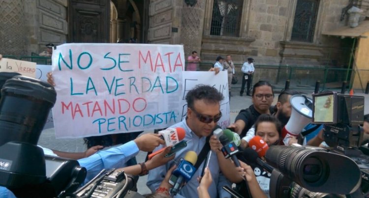 Procesan a policías por agresión a periodista en Jalisco