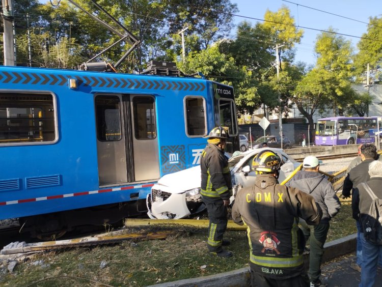 Auto choca con Tren Ligero en Tlalpan; hay un herido