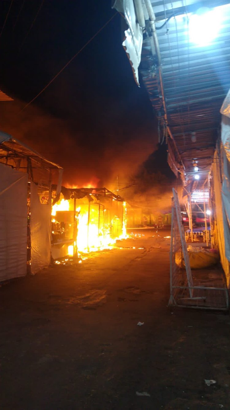 Sofocan incendio en puestos semifijos de La Merced