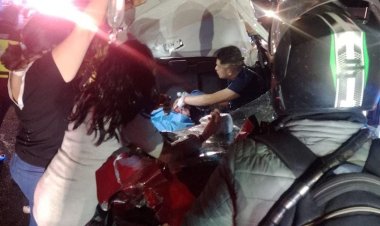Fallece mujer prensada en su auto tras choque en la México-Puebla