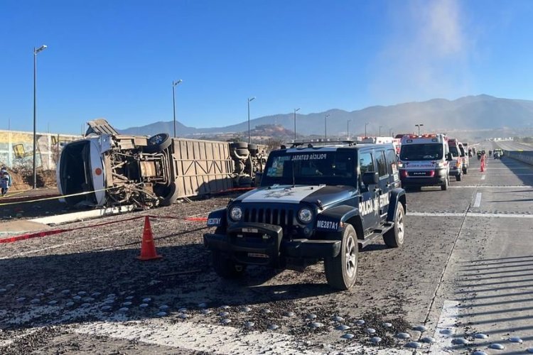 Volcadura de autobús deja un saldo de tres personas muertas y 26 lesionadas en Ixtapaluca