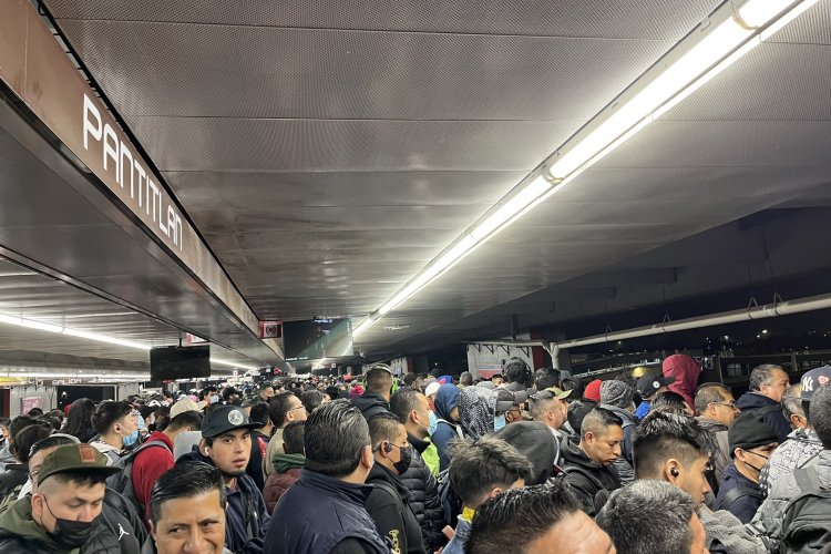 Reportan retrasos en Línea 9 del Metro