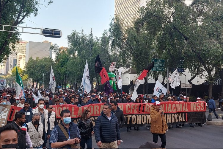 Integrantes del SME marchan rumbo al Zócalo capitalino
