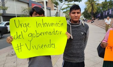 Desplazados se manifiestan contra Gobierno del Estado, exigen viviendas