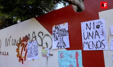 Estudiantes del CBTIS 19 de Colima marchan y protestan por acoso sexual de maestros