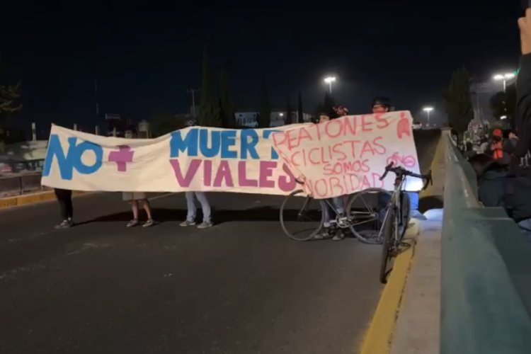 Colectivo ciclista se manifiesta en Toluca