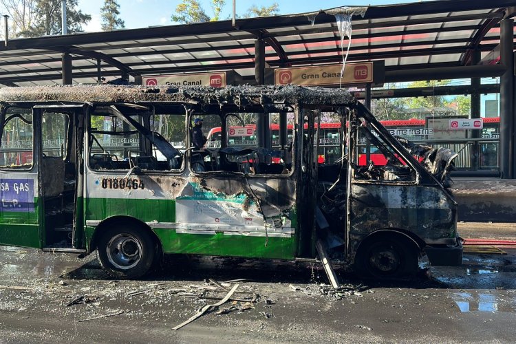 Microbús se incendia en la Gustavo A. Madero
