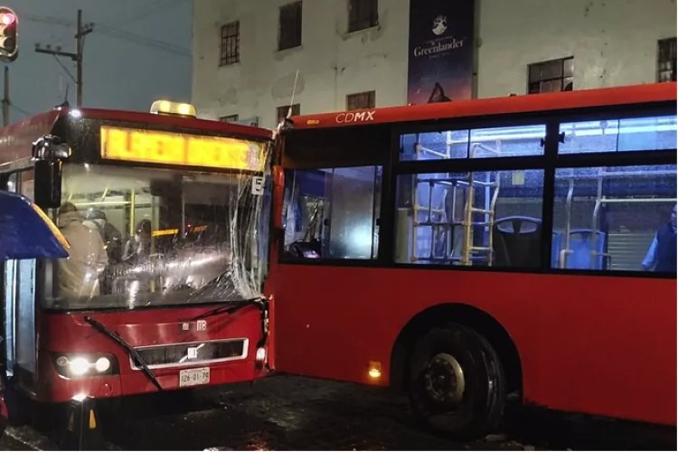 Choque de dos Metrobús deja cinco heridos