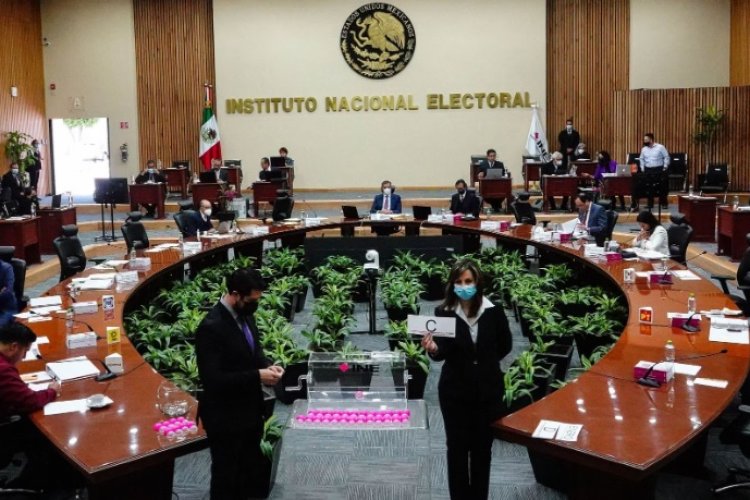 Veta oposición figuras de Morena para presidir el INE