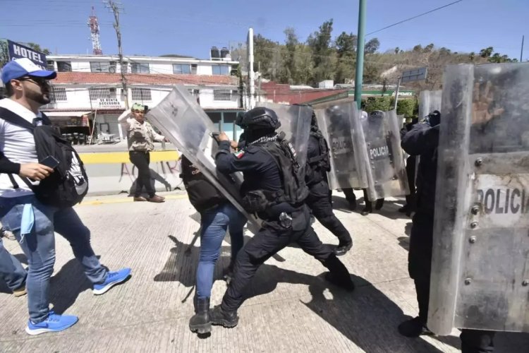 Con desalojos policiacos, gobierno de Guerrero resuelve protestas
