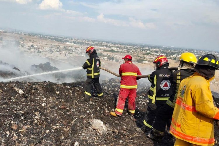 Continúan cuerpos de emergencia del Estado de México en el combate del incendio en relleno sanitario de Tepotzotlán