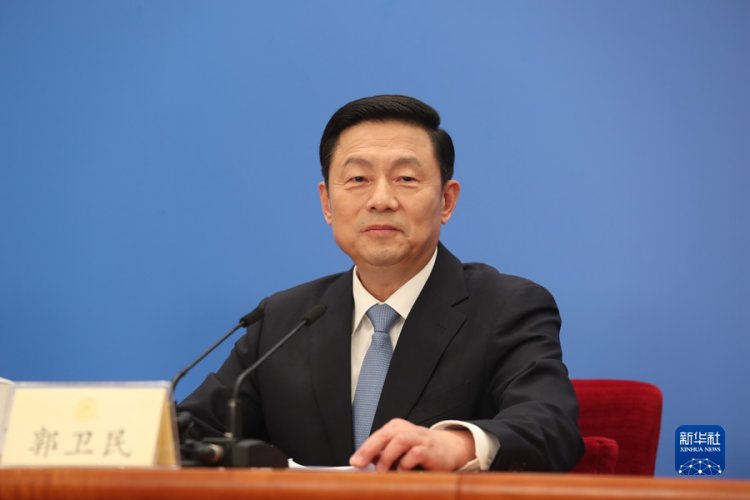 Guo Weimin, portavoz de la primera sesión del XIV Comité Nacional de la Conferencia Consultiva Política del Pueblo Chino (CCPPCh), asiste a una conferencia de prensa en el Gran Palacio del Pueblo, en Beijing, el 3 de marzo de 2023. [Foto / Xinhua]