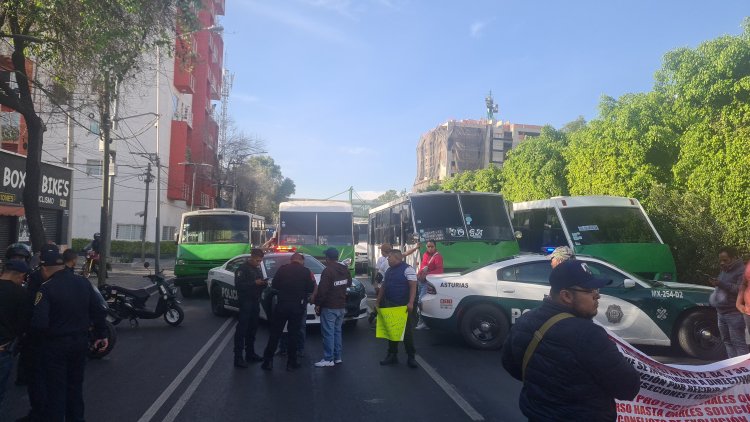 Conductores de transporte público realizan manifestación en CDMX