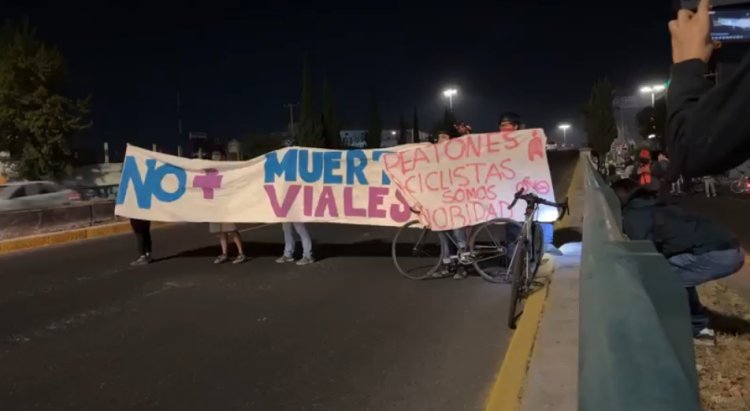 Colectivo ciclista se manifiesta en Toluca