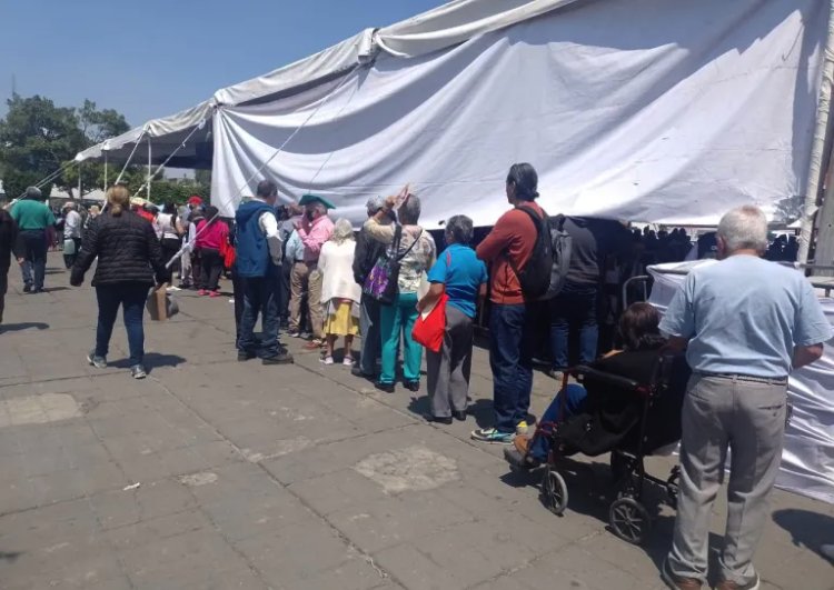 Adultos mayores esperan por horas cambio de tarjeta del bienestar en Nezahualcóyotl