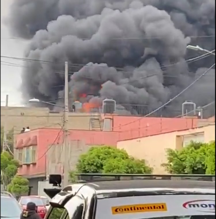 Fuerte incendio en fábrica de solventes en Iztapalapa