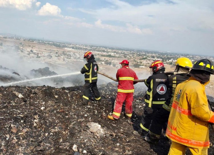 Continúan cuerpos de emergencia del Estado de México en el combate del incendio en relleno sanitario de Tepotzotlán