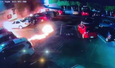 Encapuchados queman autos de civiles en Morelia, Michoacán