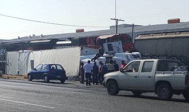 Tren choca con tráiler que quedó en medio de las vías en Guanajuato