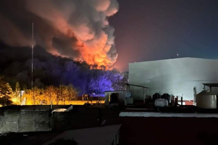 Reportan fuerte incendio y explosiones en Huatulco, Oaxaca