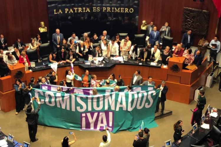 Morena quiere inoperante al INAI; oposición toma tribuna del Senado