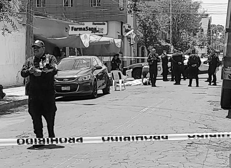 Hombre es asesinado a machetazos en calles de la CDMX
