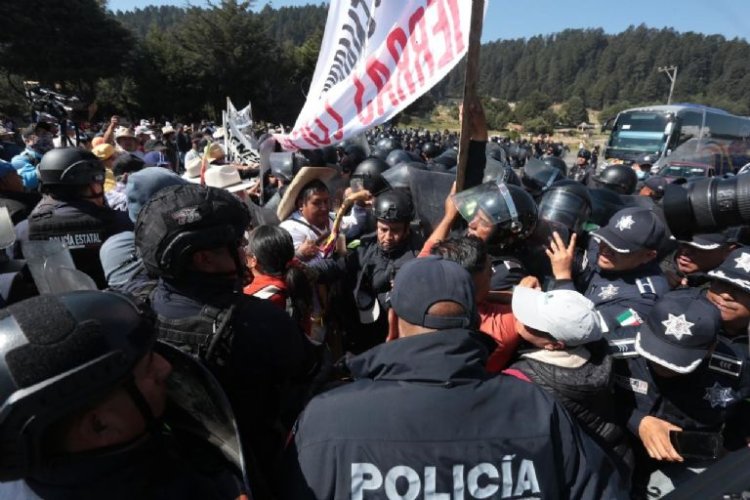 Bloqueo desata enfrentamiento entre comuneros y policías en la México-Toluca