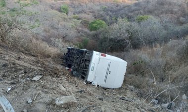 Muere persona en volcadura de autobús en Jalisco